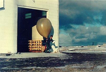 balloonlaunch.jpg (64548 bytes)